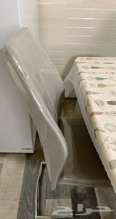 طاولة طعام مع 6 كراسي والقماش نظيف جدا  و مغلف تغليف حراري 2