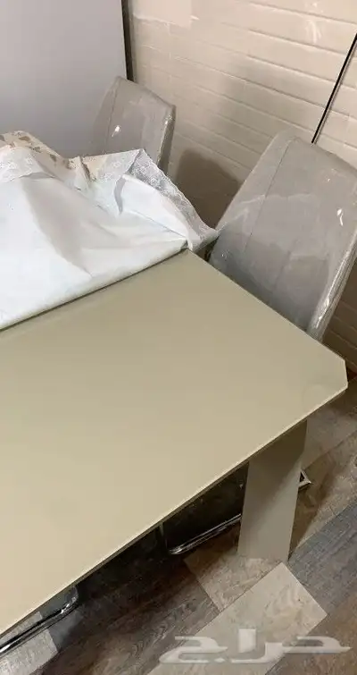 طاولة طعام مع 6 كراسي والقماش نظيف جدا  و مغلف تغليف حراري 3