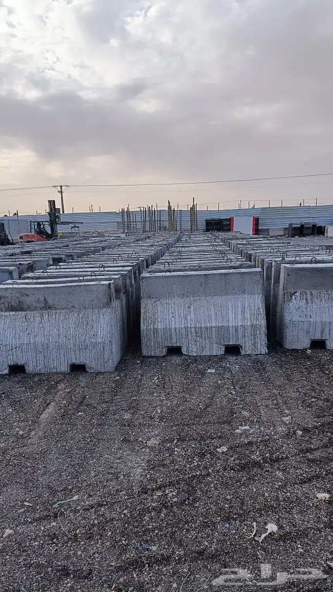 حواجز خرسانيه وزينة حدائق مناهيل مصدات قواعد اناره 0