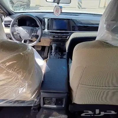 تويوتا كامري LE ابيض 2025 بطاقة 4