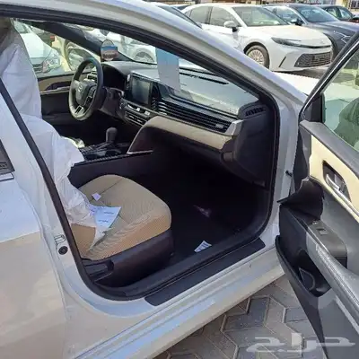 تويوتا كامري LE ابيض 2025 بطاقة 5