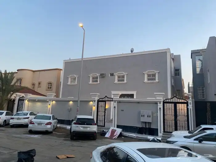 عمارة مميزة للبيع دور وثلاث شقق ف حي الموسى خميس مشيط 4