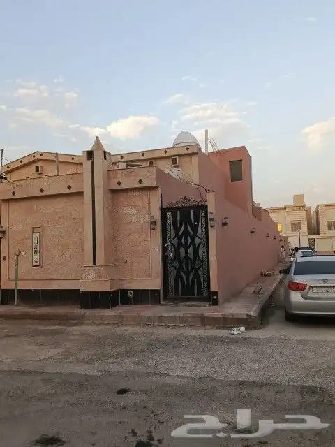 فيلا دور ارضي مؤسس ثلاث شقق 360 م زاوية علي شارعين 0