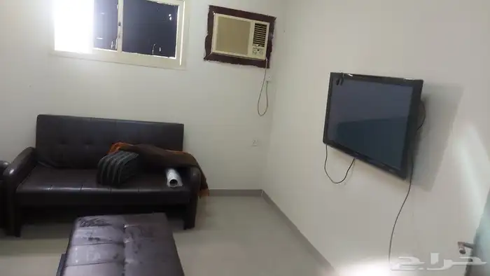 مجلس كنب جلد مع شاشه Panasonic وطبق وقطعه وسلك 1