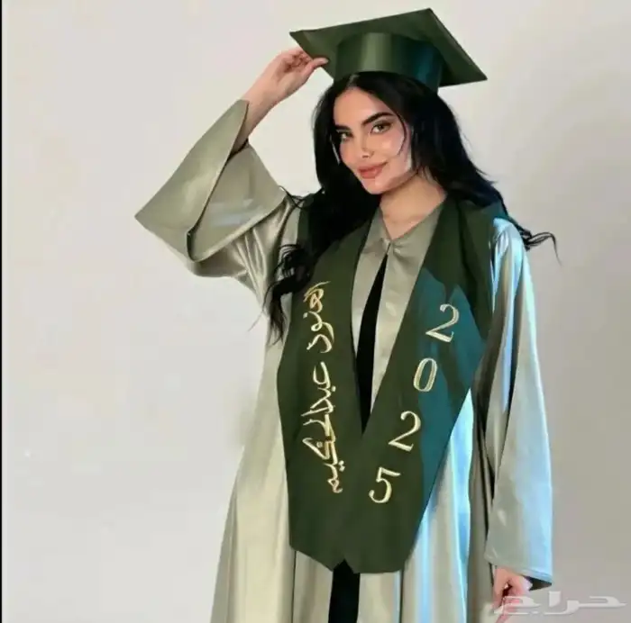 عبايه التخرج   2025 7