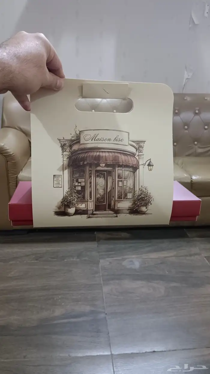 تصميم و طباعة بوكسات حلويات وبكج عبايات واستكر وملصقات 6