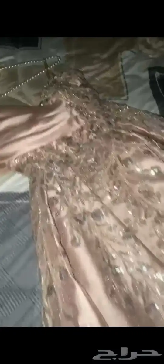 فستان للبيع ملبوس مره واحده المقاس يلبس s و xs سبب البيع ما 4