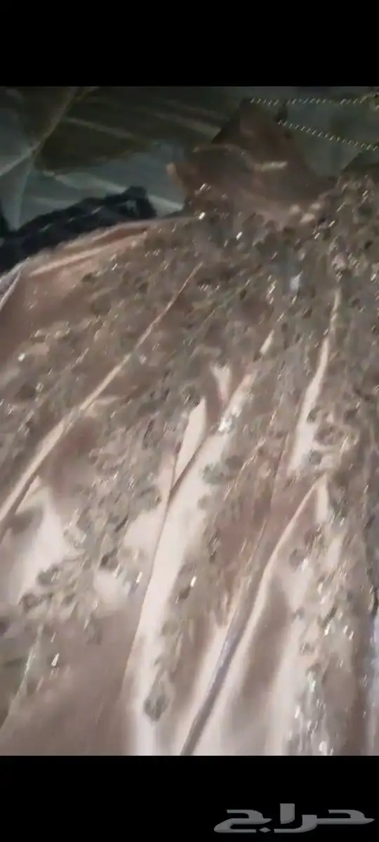 فستان للبيع ملبوس مره واحده المقاس يلبس s و xs سبب البيع ما 1