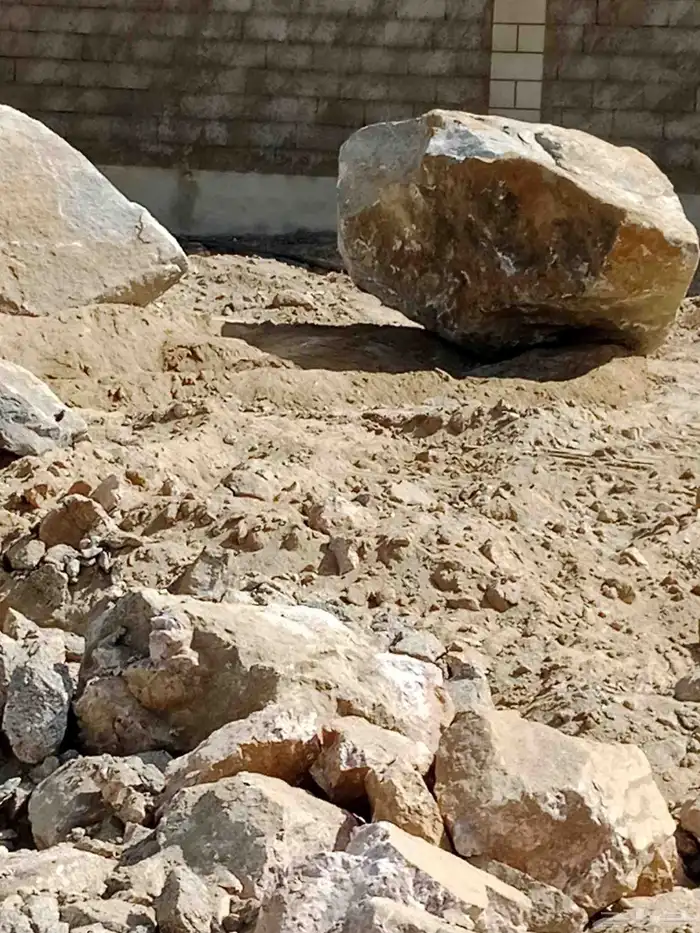 حجر صخور احجار كبير ووسط وصغير للبيع بسعر مناسب 0