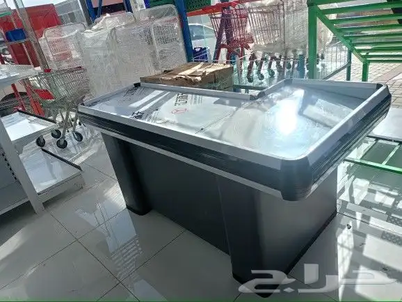 يوجد لدينا كاشيرات وارفف مستودعات ومحلات وكروم 1