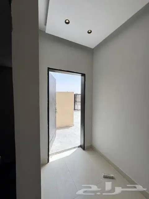 للبيع دور علوي مع سطح حي طويق 8