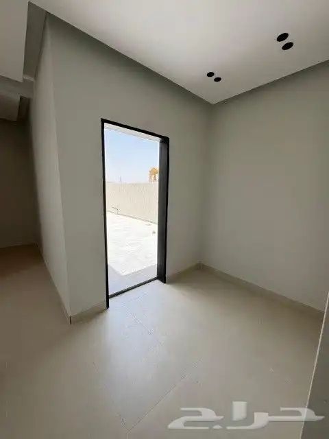 للبيع دور علوي مع سطح حي طويق 1