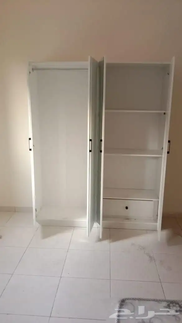 يوجد لديناء غرف نوم وكمدينات وتسريحات وبسعر مخفظ 3