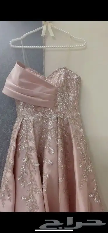 فستان للبيع ملبوس مره واحده المقاس يلبس s و xs سبب البيع ما 0