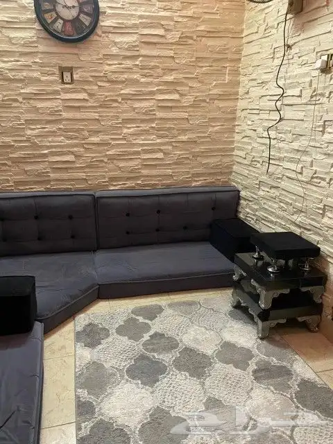 جلسه ارضيه مع طاولات وتكايه ونظيفه 4