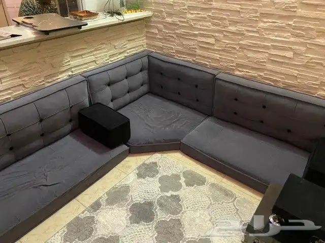 جلسه ارضيه مع طاولات وتكايه ونظيفه 5