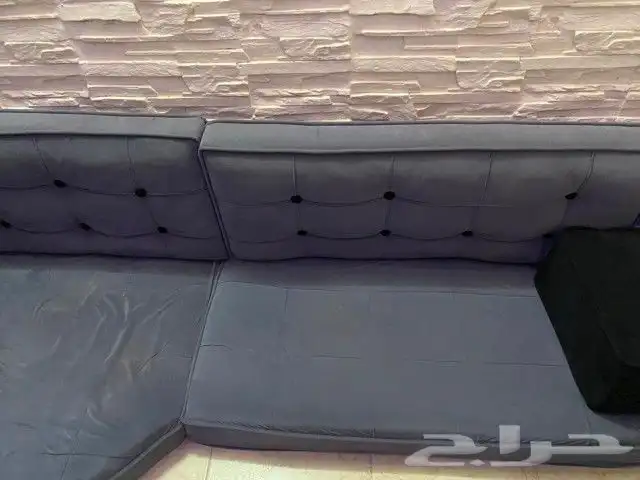 جلسه ارضيه مع طاولات وتكايه ونظيفه 1