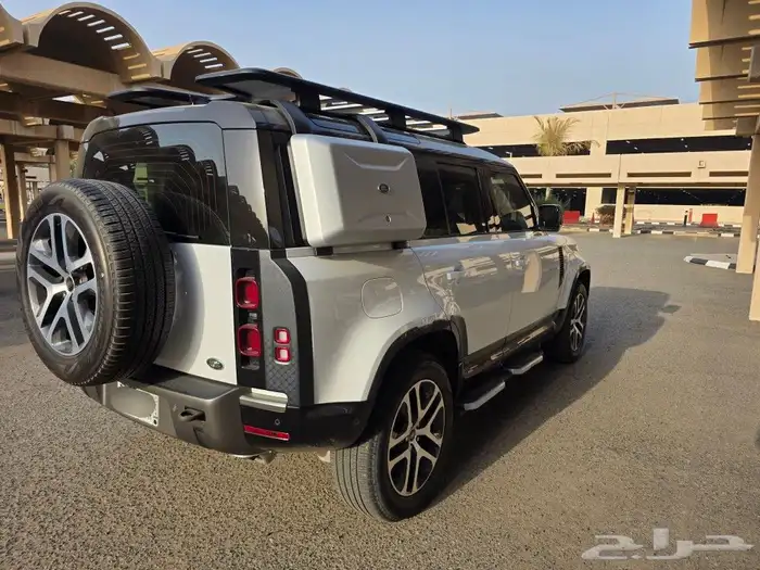 للبيع لاند روفر ديفندر 110 بودي وكالة 2023 9