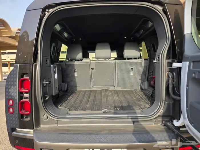 للبيع لاند روفر ديفندر 110 بودي وكالة 2023 32