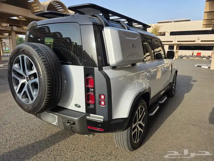 للبيع لاند روفر ديفندر 110 بودي وكالة 2023 6