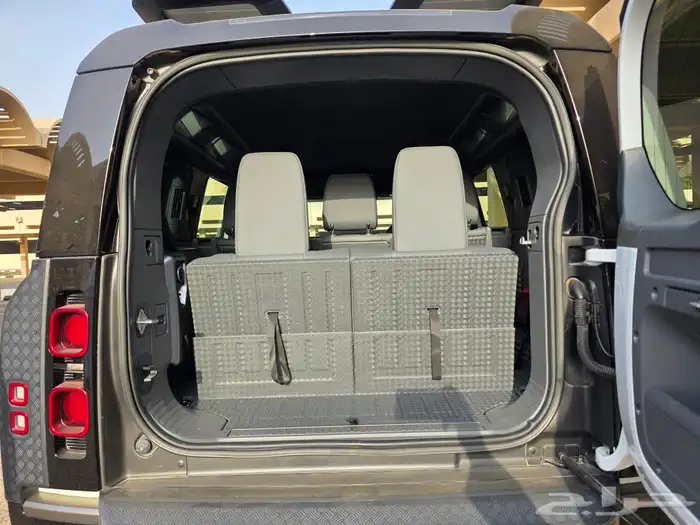 للبيع لاند روفر ديفندر 110 بودي وكالة 2023 26