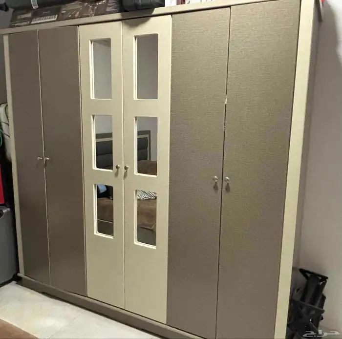 غرفة نوم مكونة من خزانة و تخت مجوز و جنابيتين و تسريحة 1