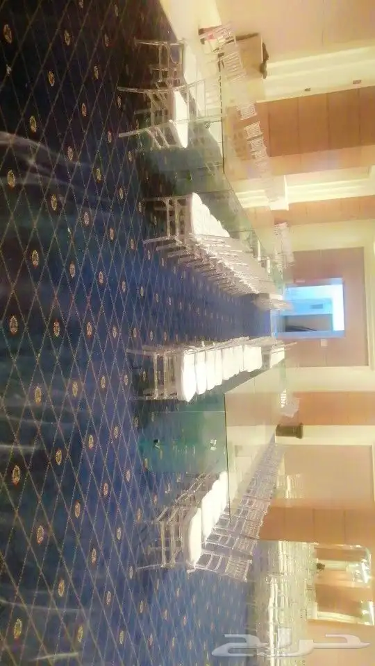 تاجير طاولات طعام وبوفيه قزاز مع كراسي شفاف 0