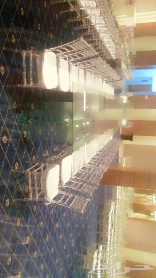 تاجير طاولات طعام وبوفيه قزاز مع كراسي شفاف 1