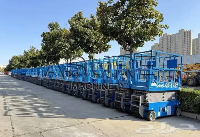 scissorlifts Manlift for rent سيزرلفت مانلفت للإيجار فوركلفت 8