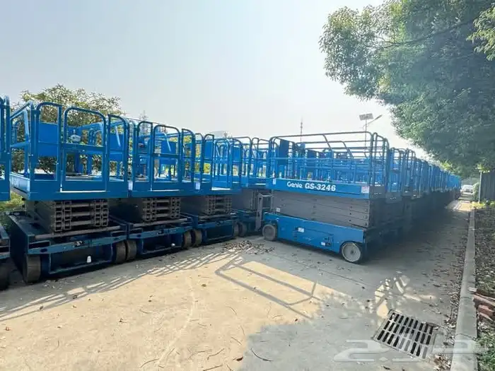 scissorlifts Manlift for rent سيزرلفت مانلفت للإيجار فوركلفت 7