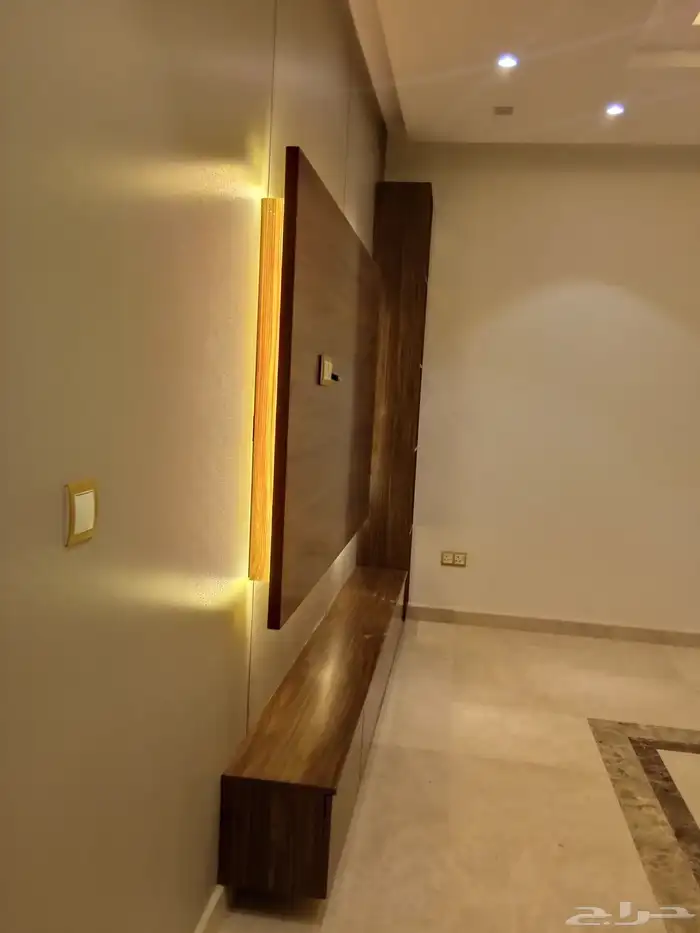 شيبورد شاشه ارفف خشبيه مضيئه بروز شاشه اناره خلفيه سرير 0