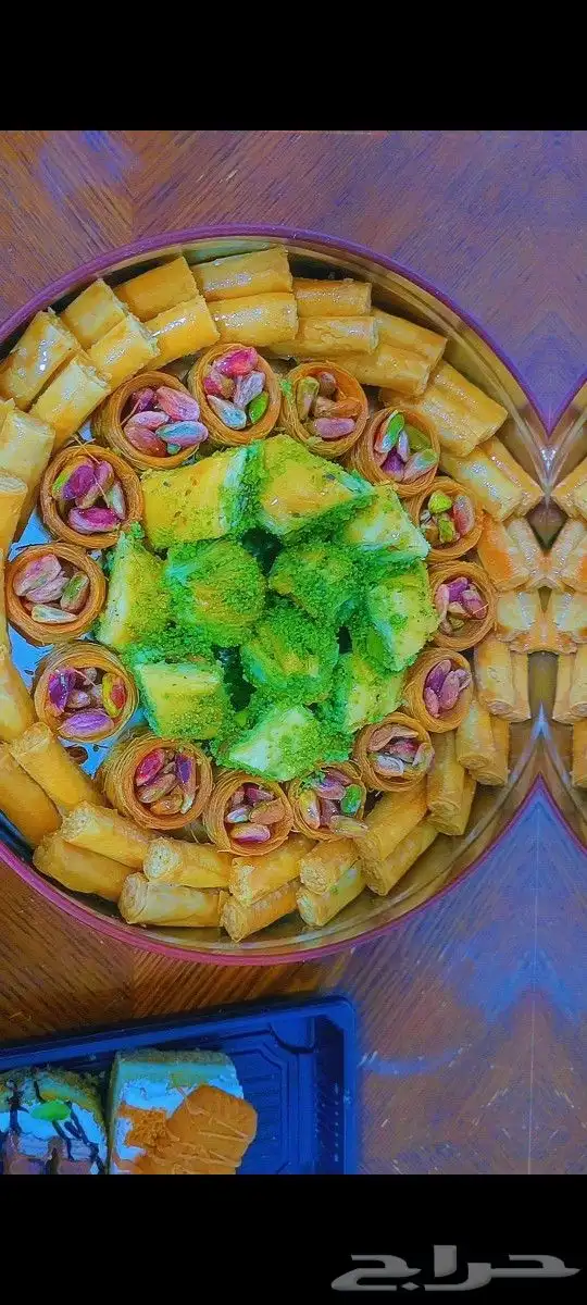 شيف حلويات شرقيه يبحث عن عمل 1
