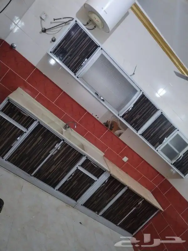 كنب ودولاب ثلاثه ضلف ومطبخ. ثلاثه متر ونصف مع المغسلة 1