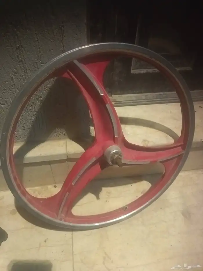 جنط سيكل مقاس 20 نضيف جهة البلط واحد صغير واحد كبير على اسوم 0