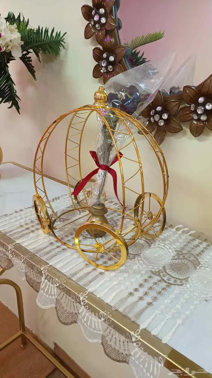 مدخل ذهبي مع مزهريات ورود 3