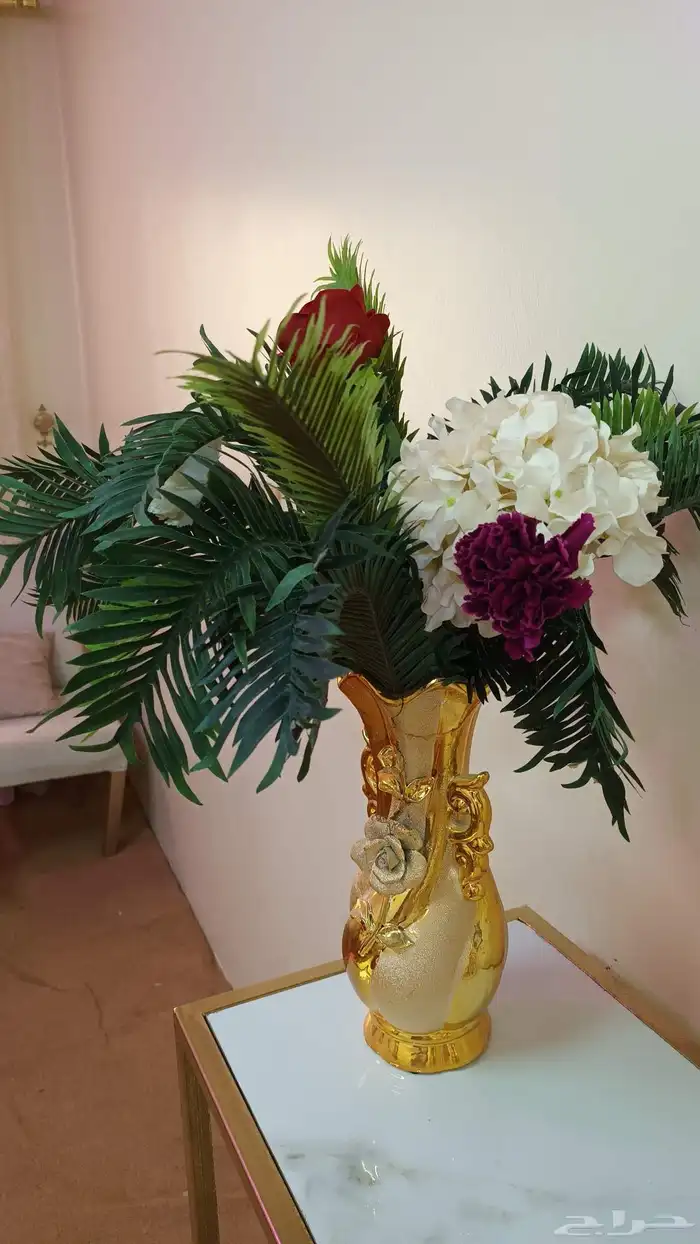 مدخل ذهبي مع مزهريات ورود 1