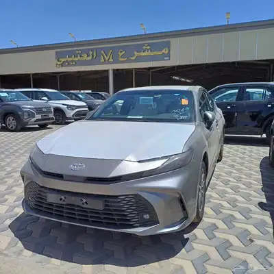 تويوتا كامري E بنزين تيتانوم وابيض 2025 1