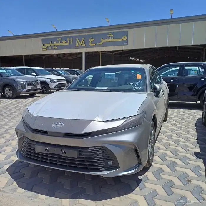 تويوتا كامري E بنزين تيتانوم وابيض 2025 1