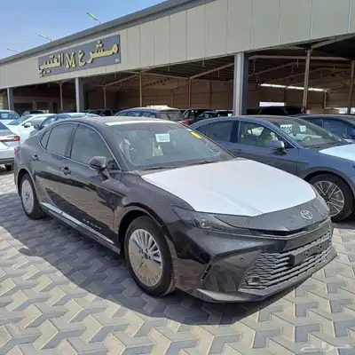 تويوتا كامري LE اسود 2025 بطاقة اول مالك 1