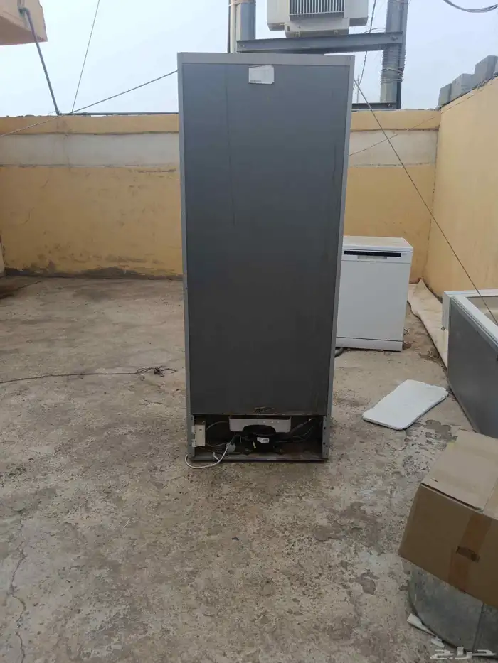 ثلاجة على السوم   مشكلتها فقط تسرب ماء من خلف 0