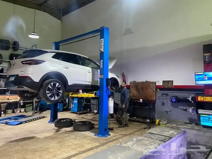 فني محترف دوده ومفصلات وعضلات السيارات جميع انواع السيارات ا 8