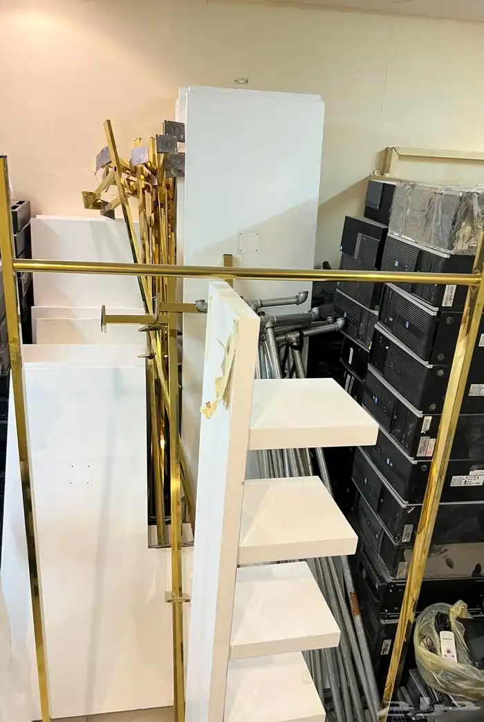 ديكور محل عبايات استيل لون ذهبي نظيف 0
