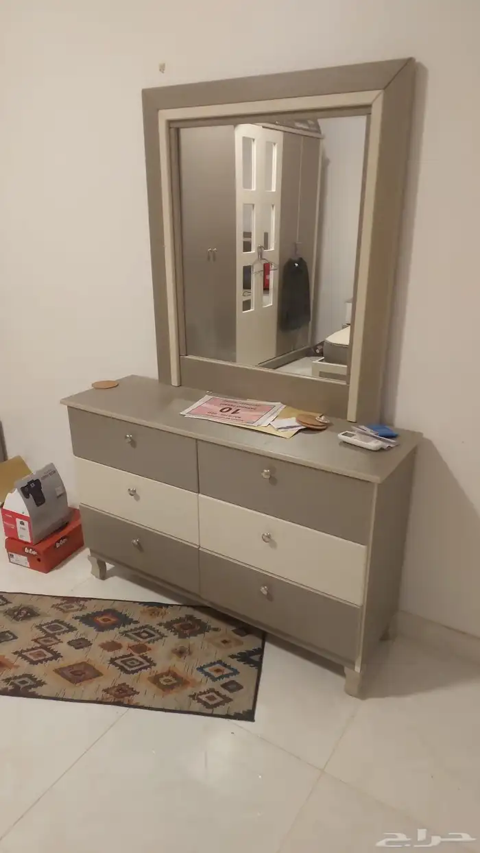 غرفة نوم مكونة من خزانة و تخت مجوز و جنابيتين و تسريحة 2