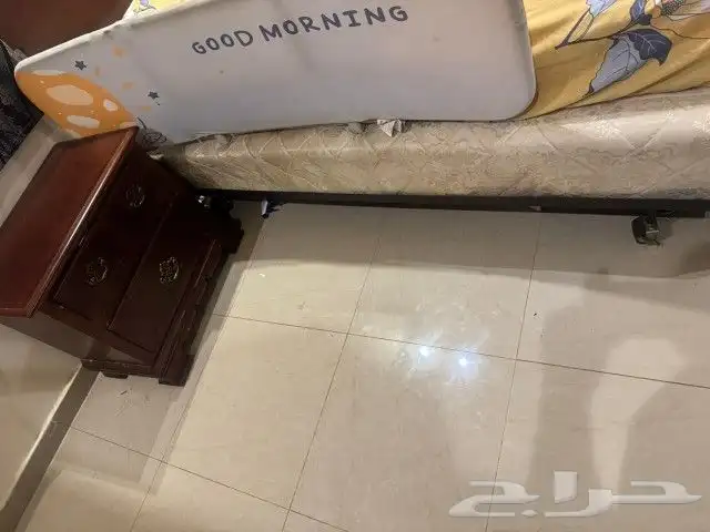سرير من هابى تات متين جدا ونضيف جدا مع مرتبه وتسريحه و2كمدين 3