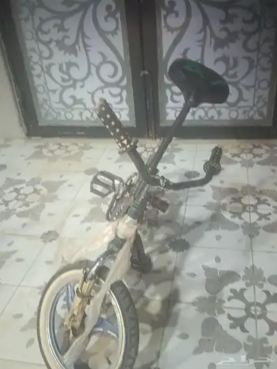 سيكل فراشه مرشوش ابيض ازرق مقاس 16 على اسوم 4