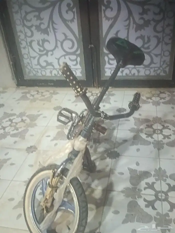 سيكل فراشه مرشوش ابيض ازرق مقاس 16 على اسوم 4