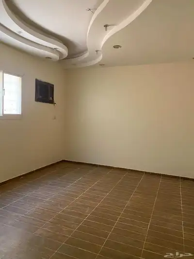 شقه دور ارضي للايجار حي المطار مجدده نظيفه 3