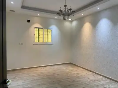 شقه دور ارضي للايجار حي المطار مجدده نظيفه 0