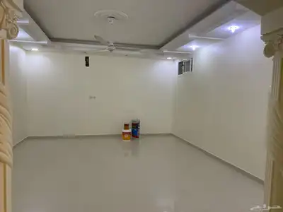 شقه دور ارضي للايجار حي المطار مجدده نظيفه 1