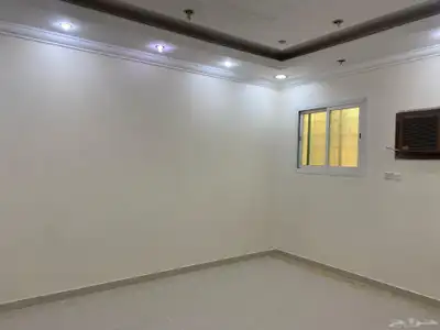 شقه دور ارضي للايجار حي المطار مجدده نظيفه 2